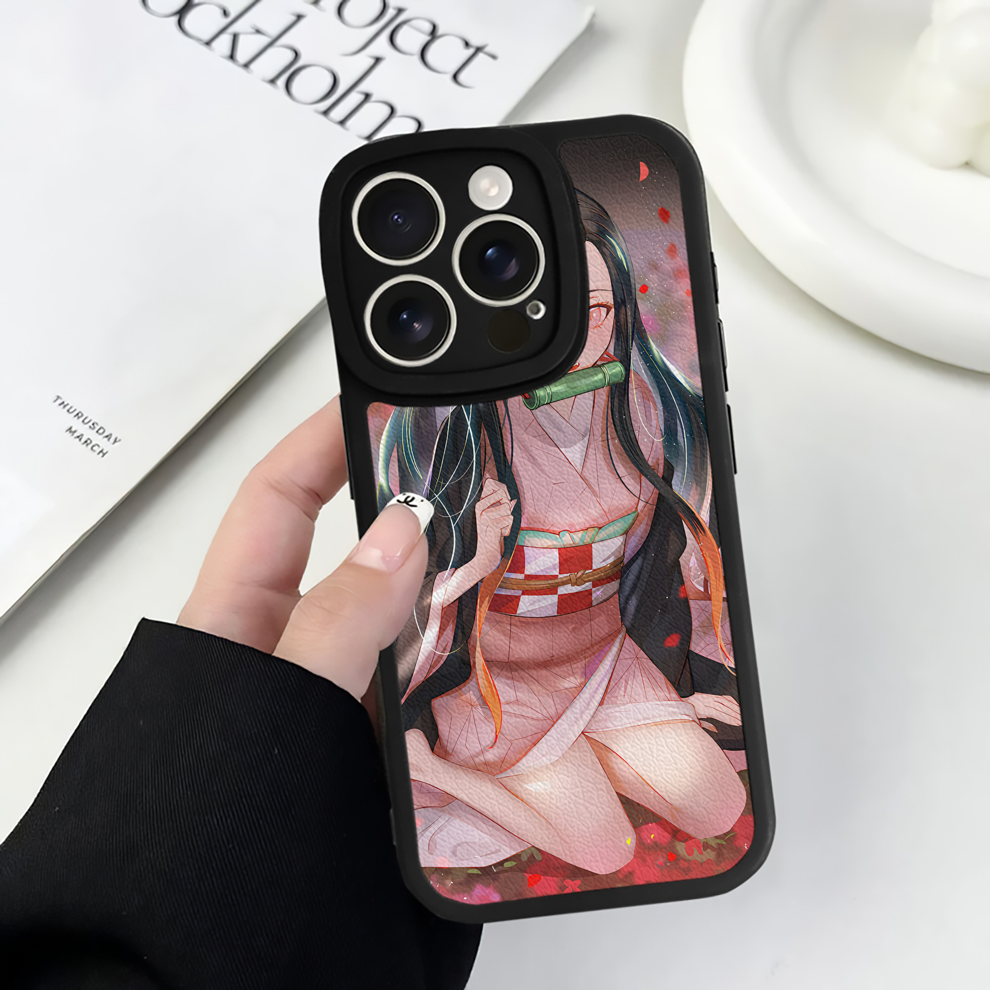 （画像用） 鬼滅の刃（きめつのやいば）竈門 禰󠄀豆子／かまど ねずこ Kamado Nezuko 【iPhone 16シリーズ対応】シリコンスマホケース（レザー調） 材質：シリコン